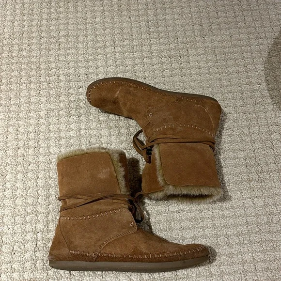 Toms Tan Moccasin Winter Boots with Faux Fur Trim - Picture 2 of 7
